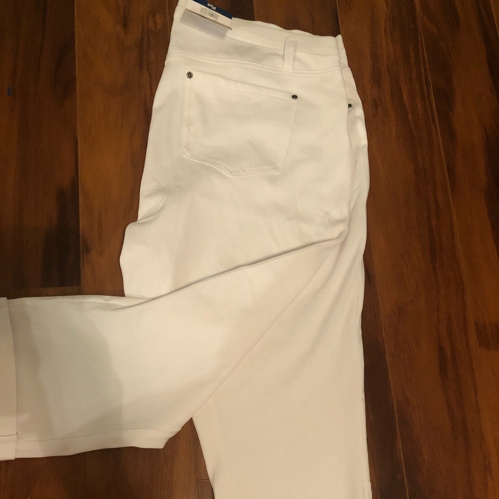 White, Capri pull on pants